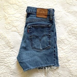 Size 24 Levi Wedgie shorts